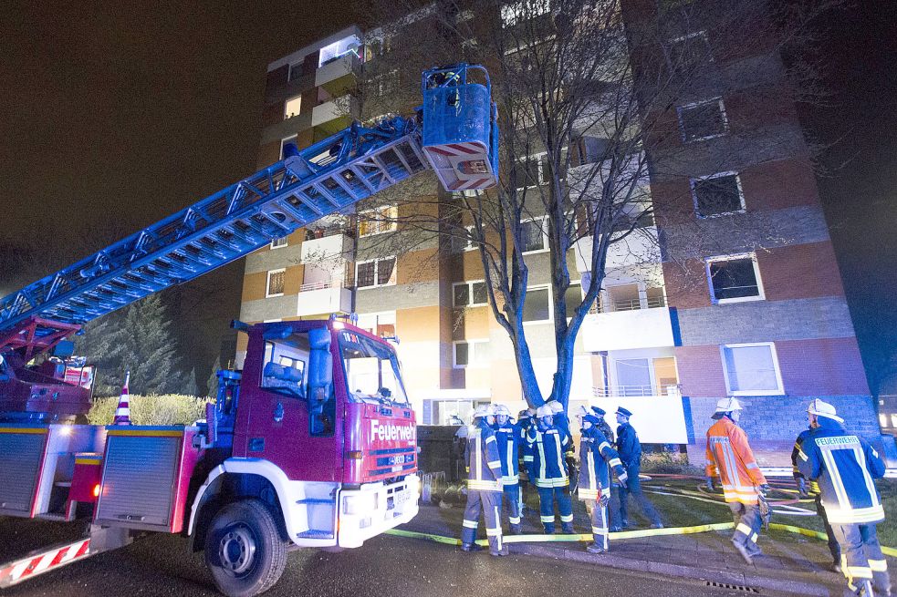 Mit Drehleitern wurden die Bewohner des Hauses über die Notlage informiert.