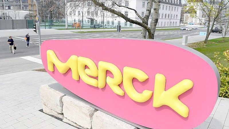 Merck will angesichts des Chipmangels eine neue Plattform zur Datenanalyse schaffen. Foto: Arne Dedert/dpa
