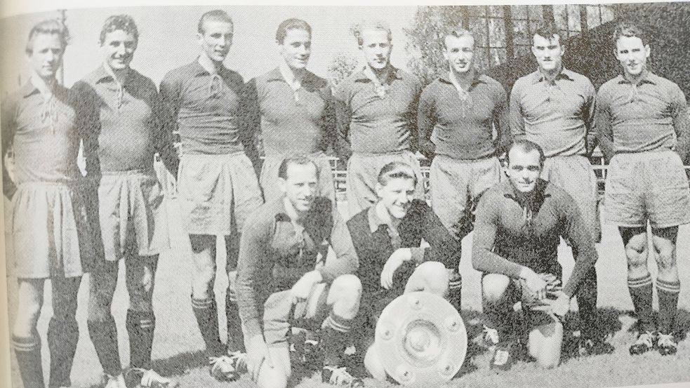 1951 und 1953 wurde diese Elf des 1. FC Kaiserslautern Deutscher Meister. Jeweils im Folgejahr weilte das Team auf Borkum. Die bekanntesten Spieler waren Fritz Walter (hintere Reihe, Zweiter von links) und Horst Eckel (Dritter von links). Foto: Buch „100 Jahre Fußball in Ostfriesland“
