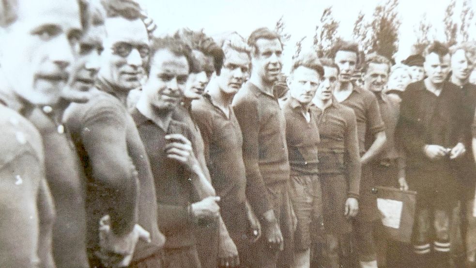 Dieses Foto zeigt die Mannschaft von Kickers Emden 1952 vor oder nach dem Spiel gegen Kaiserslautern. Fotos: Kickers Emden