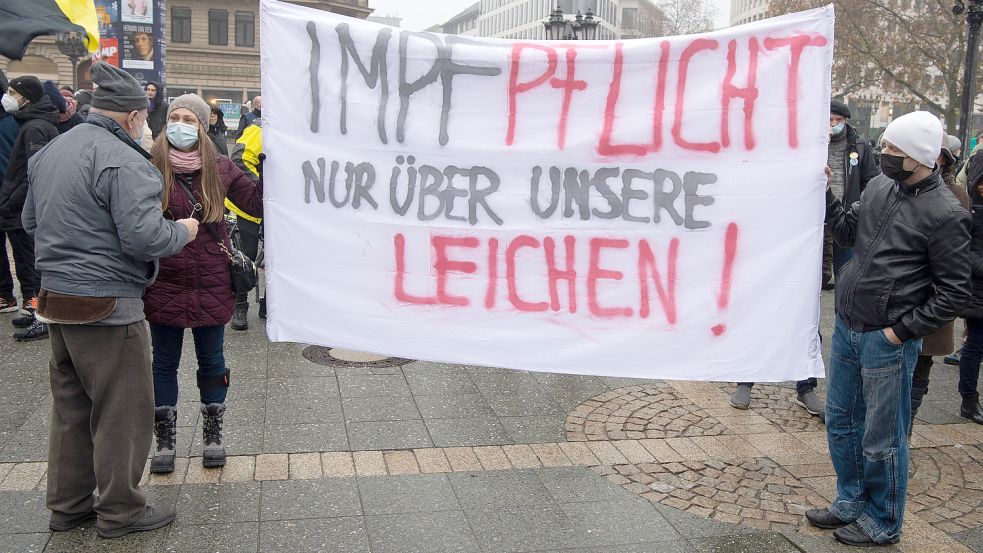 Rund 130 Menschen haben am Montagabend in Leer gegen Corona-Einschränkungen demonstriert. Unser Bild stammt von einer Demo in Karlsruhe. Symbolbild: Weigel/dpa
