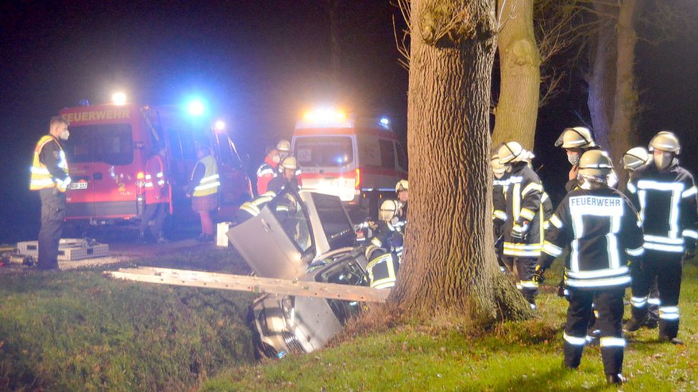 In den Graben der Straße Vorm Moor fuhr am Dienstagnachmittag der Fahrer eines Ford Focus. Der Mann wurde im Auto eingeklemmt. Nach Angaben der Polizei war der Autofahrer einem Reh ausgewichen. Foto: Fertig