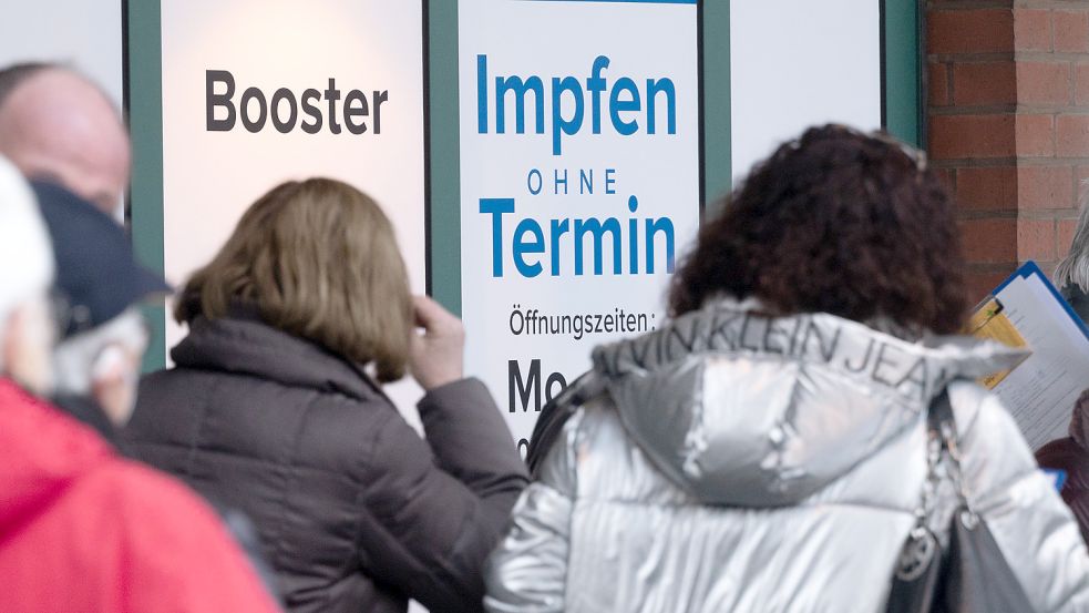 Großer Andrang vor dem neuen Impfzentrum am Landtag in Hannover. Viele Menschen nutzen akzuell freiwillig die Gelegenheit, sich impfen zu lassen. Zugleich ist jetzt aber auch eine erste selektive erste Corona-Impfpflicht für Beschäftigte in Heimen und Kliniken auf dem Weg. Foto: Stratenschulte/DPA