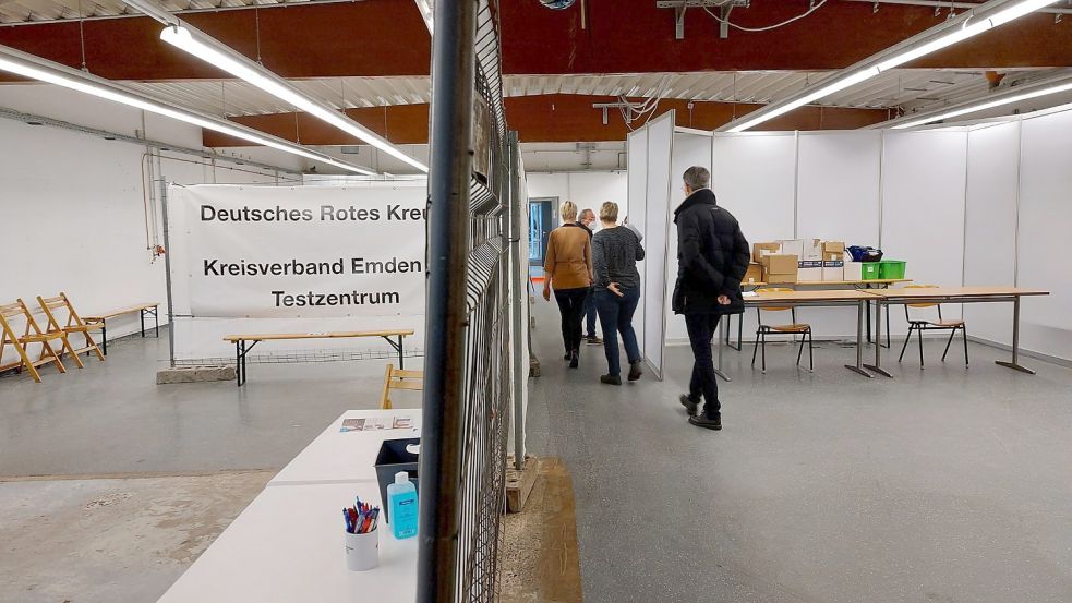 Links ist das Testzentrum, rechts kann man sich impfen lassen: Das Atiz an der Normannenstraße in Emden öffnet an diesem Mittwoch. Foto: Hanssen