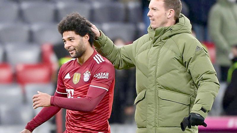 Trainer Julian Nagelsmann muss gegen den FC Barcelona auf Serge Gnabry (l) verzichten. Foto: Peter Kneffel/dpa