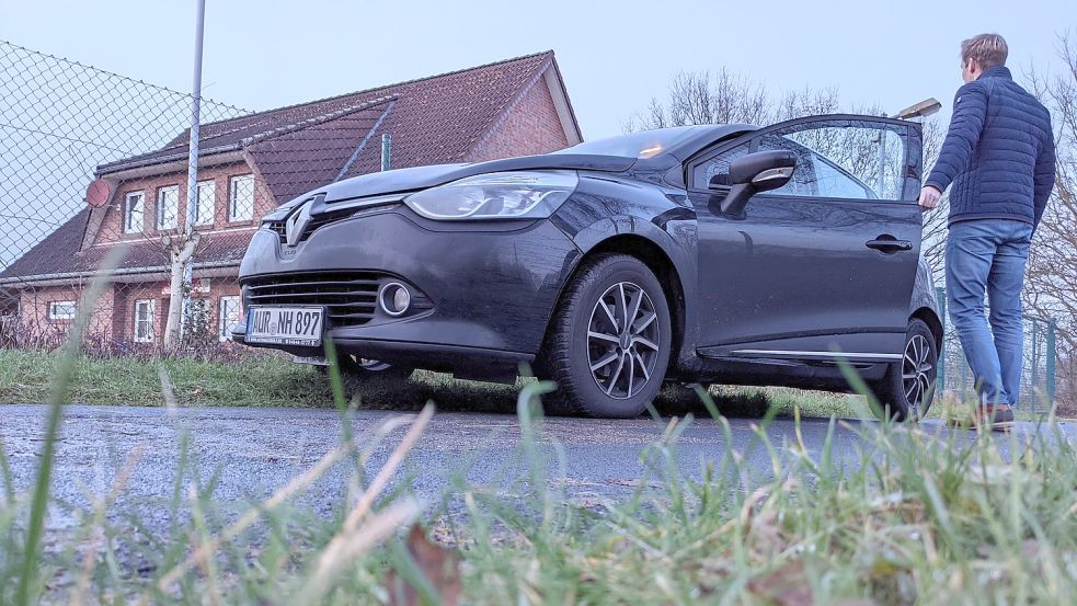 Auch wenn die Zeit knapp ist, müssen die Spieler des SV Holtland auf dem offiziellen Parkplatz parken. Wer dennoch wie hier an der Straße direkt vor dem Vereinsgelände parkt, muss Strafgeld bezahlen. Foto: Homes