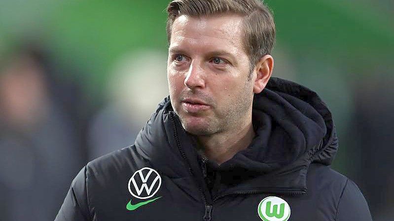 Wolfsburgs Trainer Florian Kohfeldt braucht mit seinem Team einen Sieg. Foto: Swen Pförtner/dpa