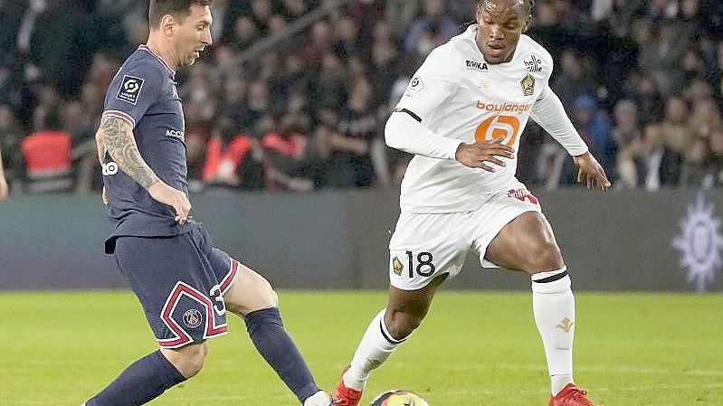 Vom Transfer-Flop zum begehrten Spieler: Renato Sanches (r) von OSC Lille im Duell mit Lionel Messi. Foto: Michel Euler/AP/dpa