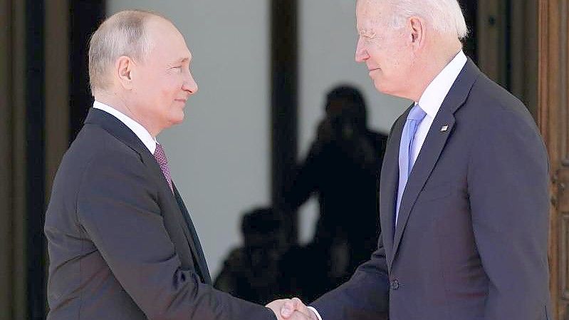 Russlands Präsident Wladimir Putin (l) und US-Präsident Joe Biden treffen sich zu einer Videokonferenz. Foto: Patrick Semansky/AP/dpa
