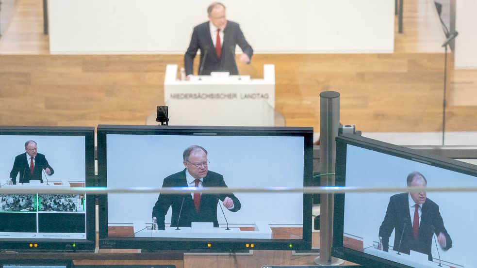 Ministerpräsident Stephan Weil (SPD) hält am Dienstag seine Regierungserklärung zur Corona-Pandemie im niedersächsischen Landtag. Foto: Stratenschulte/DPA