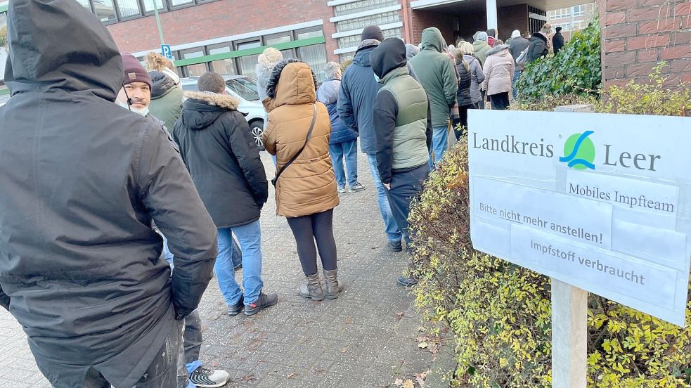 Eine lange Schlange von Impfwilligen bildete sich an diesem Dienstagmorgen auf dem Rathaus- und Edeka-Parkplatz. Ein Schild informierte aber schon bald: Anstehen ist zwecklos, der Impfstoff ist alle. Foto: Janßen