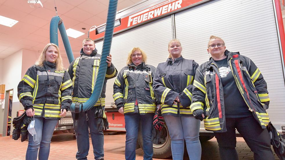 Annika Frieden (von links), Kai Gronewold, Tini Frieden sowie Lana und Andrea Buß tun alles, um den Kindern eine schöne Zeit zu bieten. Foto: Ortgies