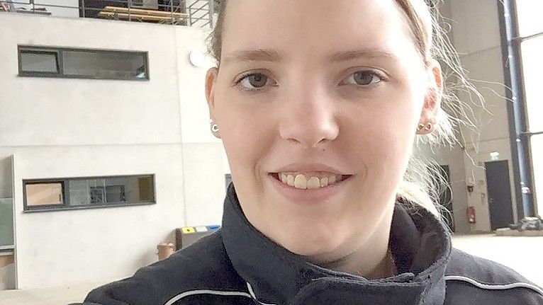 Annika Frieden betreut die Kinder bei der Feuerwehr Mittegroßefehn. Foto: Privat