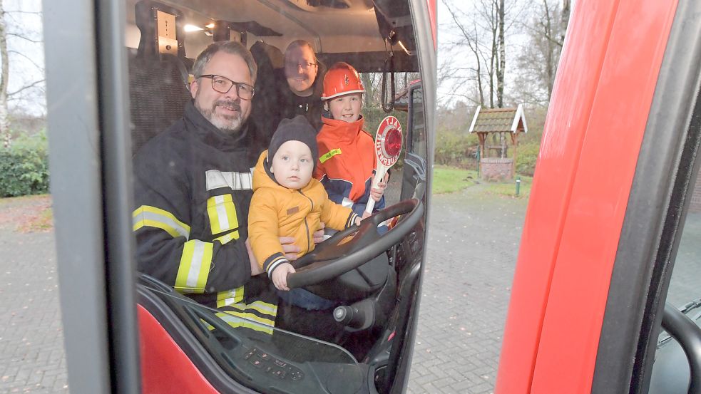 Im Feuerwehrauto fühlen sich Kinder und Eltern wie zu Hause.