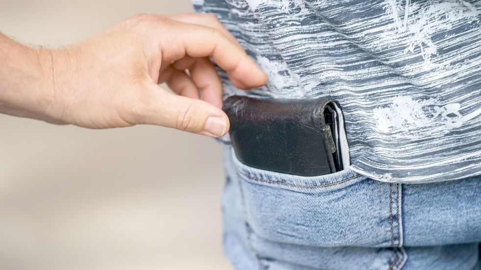 Taschendiebe haben es auf Geldbörsen abgesehen und greifen oftmals unbemerkt zu. Symbolfoto: Andreas Arnold/dpa