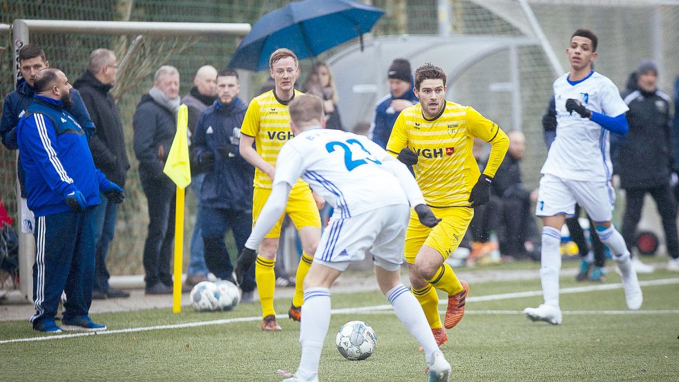 Geld aus der Stadtkasse fließt auch in die Schaffung von Kunstrasenplätzen - wie hier den Platz vom TuS Rot-Weiß Emden. Foto: J. Doden/Archiv