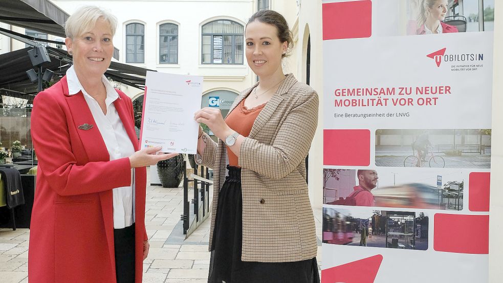 LNVG-Geschäftsführerin Susanne Haack (links) gratuliert Sandra Schellenberg zur erfolgreichen Teilnahme am ersten Lehrgang für „Kommunales Mobilitätsmanagement“ in Niedersachsen. Foto: LNVG