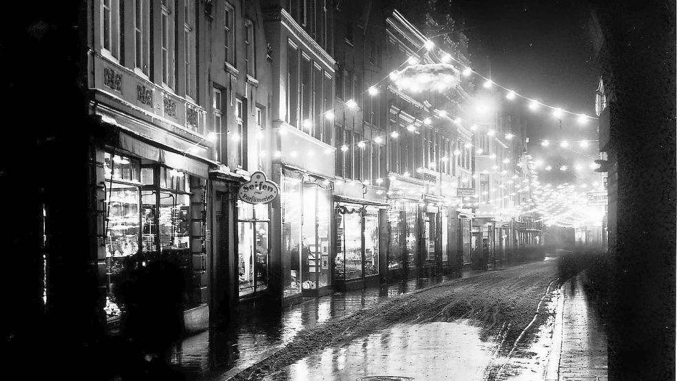 Die Kleine Brückstraße war 1936 hell erleuchtet.