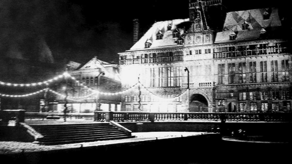 Vor Beginn des Zweiten Weltkriegs war das alte Rathaus weihnachtlich beleuchtet.
