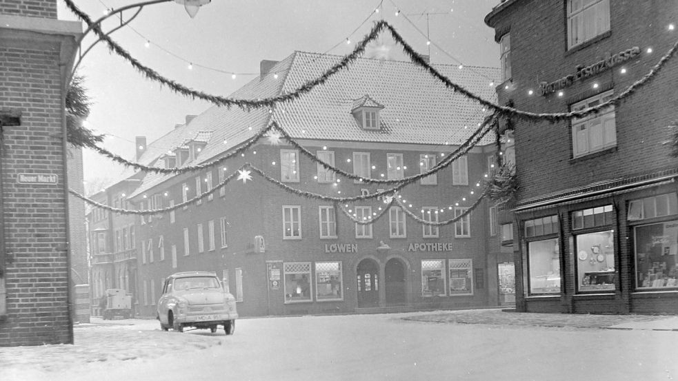 1956 war die Straße Zwischen beiden Sielen noch von Autos befahren. Hier ist sie weihnachtlich geschmückt.