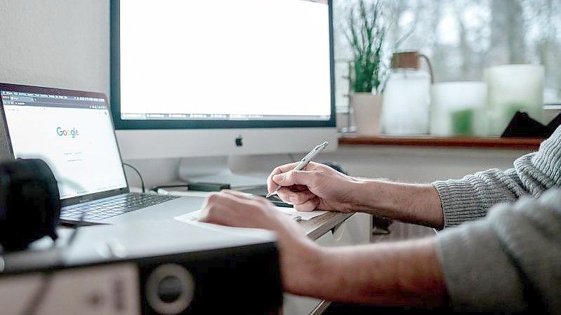 Bei einem Sturz auf dem morgendlichen Weg ins Homeoffice, greift die gesetzliche Unfallversicherung. Foto: Fabian Strauch/dpa