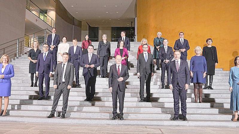 Die neue Bundesregierung um Kanzler Olaf Scholz posiert bei der konstituierenden Kabinettsitzung für ein Gruppenbild im Bundeskanzleramt. Foto: Michael Kappeler/dpa