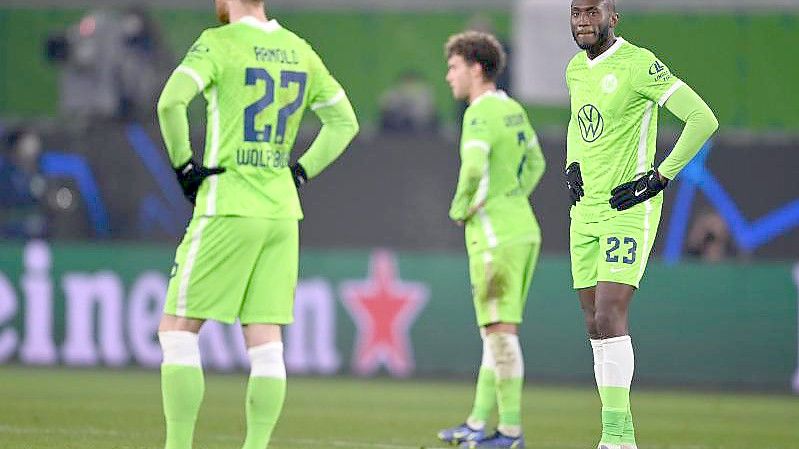 Wolfsburgs Kevin Mbabu (l) im Kopfballduell mit Lilles Renato Sanches. Foto: Swen Pförtner/dpa