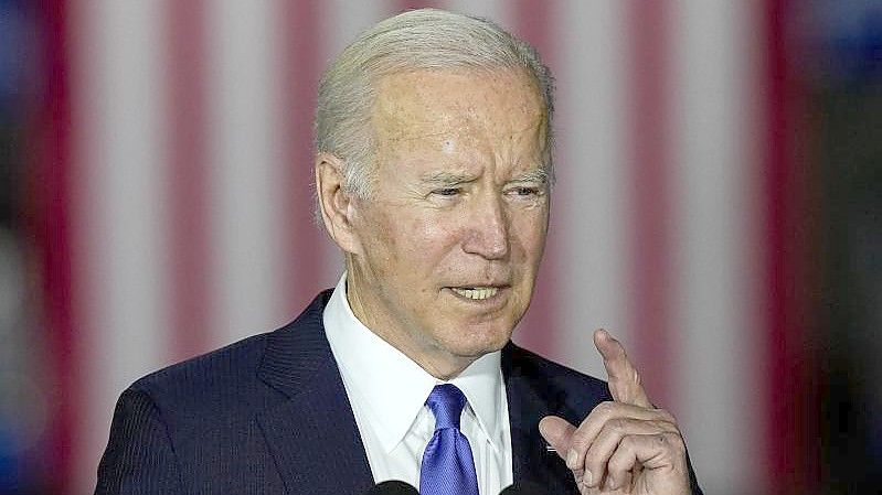 US-Präsident Joe Biden hält eine Rede über Infrastruktur. Foto: Charlie Riedel/AP/dpa