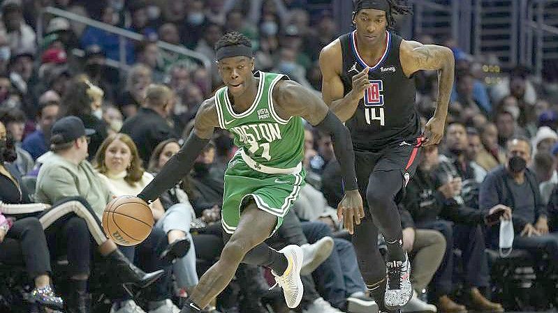 Dennis Schröder (l) unterlag mit den Boston Celtics bei den Clippers. Foto: Ashley Landis/AP/dpa