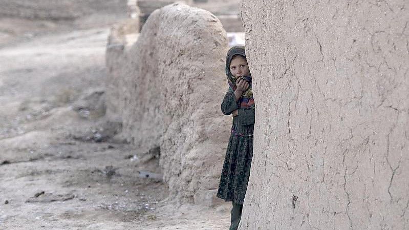 Ein Mädchen in dem afghanischen Dorf Kamar Kalagh. Foto: Petros Giannakouris/AP/dpa