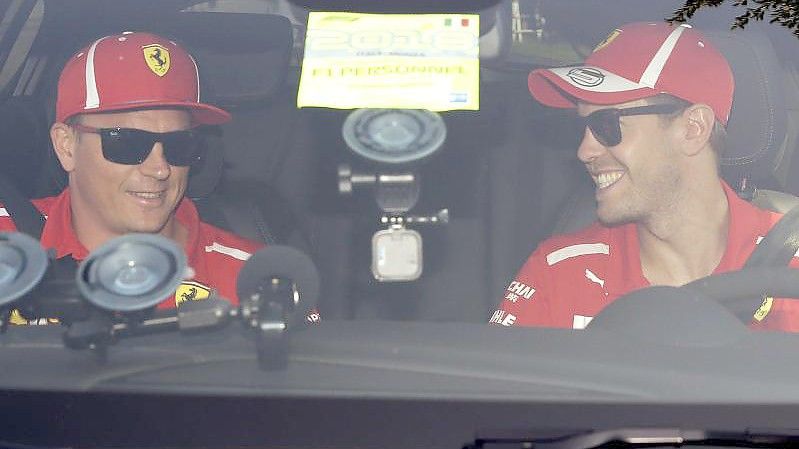 Will seinen ehemaligen Ferrari-Kollegen Sebastian Vettel (r) in Zukunft wieder öfter treffen: Kimi Räikkönen. Foto: Luca Bruno/AP/dpa