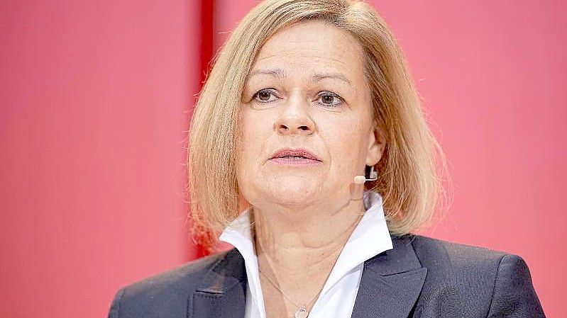 Die neue Innenministerin Nancy Faeser dringt mit Blick auf die Lage an der EU-Grenze zu Belarus auf das Einhalten „rechtlicher Standards“ und kritisiert indirekt das Vorgehen Polens. Foto: Michael Kappeler/dpa