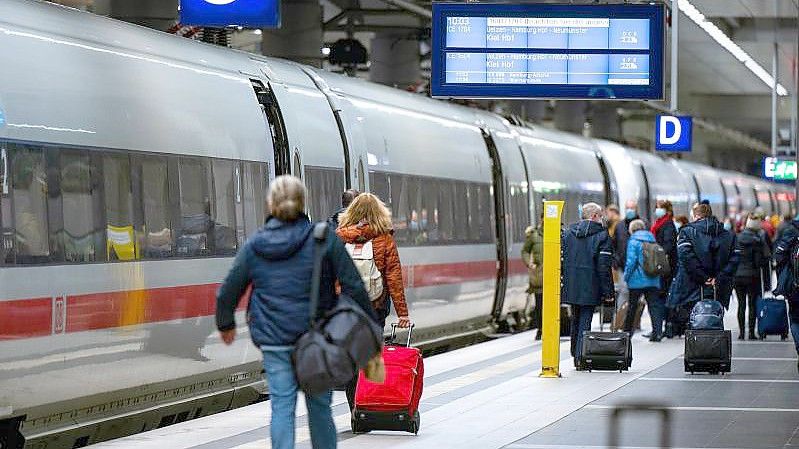 Fahrgäste steigen im Berliner Hauptbahnhof in einen ICE der Deutschen Bahn. Foto: Monika Skolimowska/dpa-Zentralbild/dpa