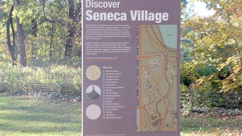 Ein Schild weist hin auf das einstige Seneca Village im Central Park, die erste New Yorker Ansiedlung befreiter Afro-Amerikaner. Foto: Christina Horsten/dpa