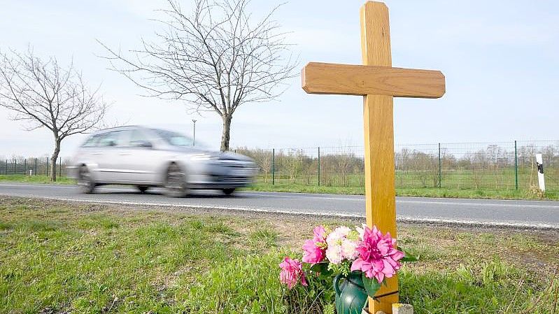 Ein Kreuz zum Gedenken an ein Opfer eines Verkehrsunfalls an einer Landstraße im Landkreis Hildesheim. Foto: Julian Stratenschulte/dpa