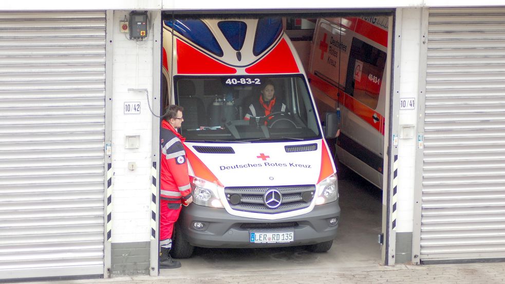 Das Foto von der Leeraner Rettungswache war am 15. März 2017 im General-Anzeiger. Damalige Bildunterschrift: In den Garagen in Leer gibt es kaum genügend Platz für die Rettungsfahrzeuge, auch in der Unterkunft fürs Personal ist es längst zu eng. Foto: Archiv