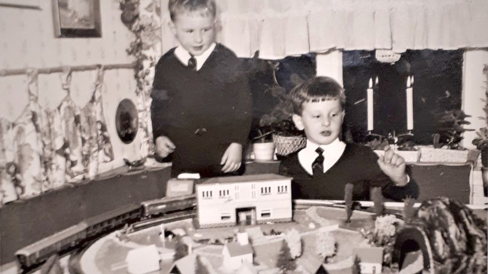 Weihnachten 1962 als Kind: Winfried Neumann (rechts) und sein anderthalb Jahre jüngerer Bruder Jörn freuen sich über eine geschenkt bekommene Modell-Eisenbahn. Fotos: Privat