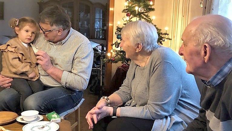Weihnachten 2020 als Großvater: Winfried Neumann hat hier Enkelin Leni (3) auf dem Arm. Rechts sitzen seine Schwiegereltern Adele (87) und Heinrich (93) Dirks.