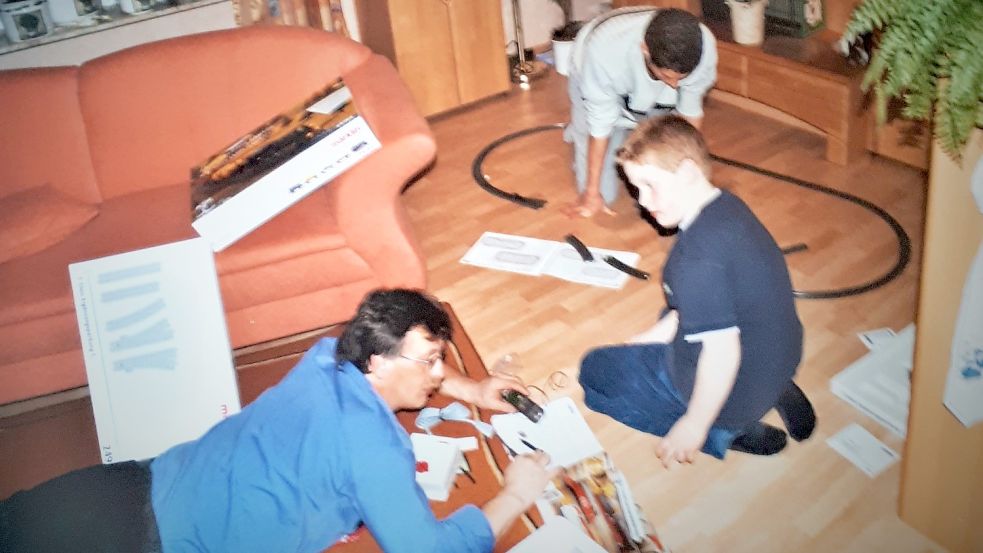 Weihnachten 2001 als Vater: Seinen Söhnen Daniel (hinten) und Christoph schenkte Winfried Neumann (links) eine Eisenbahn – aber nicht die, die er einst bekam.