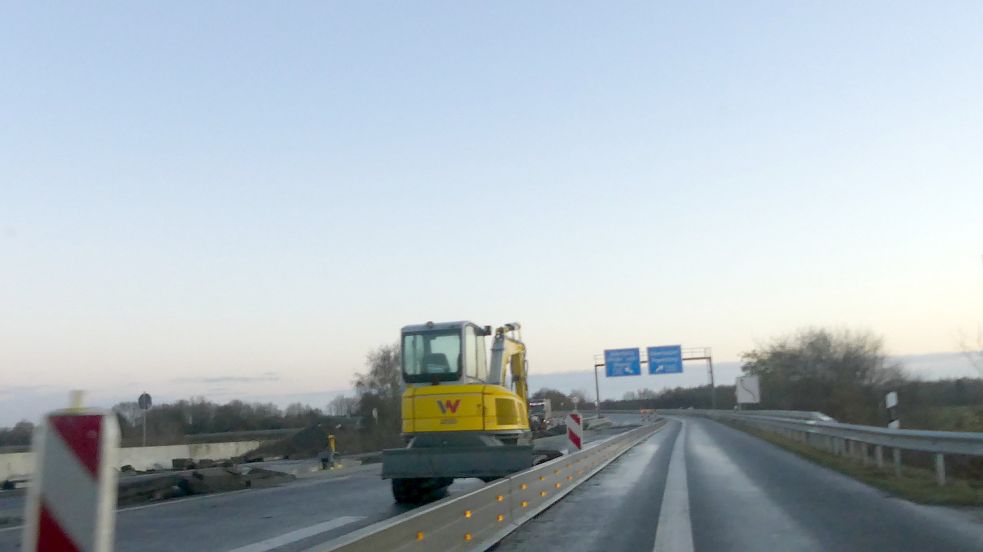 Wegen Lieferengpässen fehlen an einigen Stellen noch die Leitplanken. So lange ist dort aus Sicherheitsgründen nur eine Fahrspur freigegeben. Foto: Gettkowski