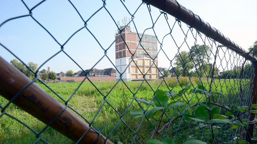 Abgesperrt: Auf dem Ültje-Gelände tut sich noch nicht viel. Von den einstigen Fabrikgebäuden ist nur der sogenannte Ültje-Turm übrig geblieben. Foto: F. Doden
