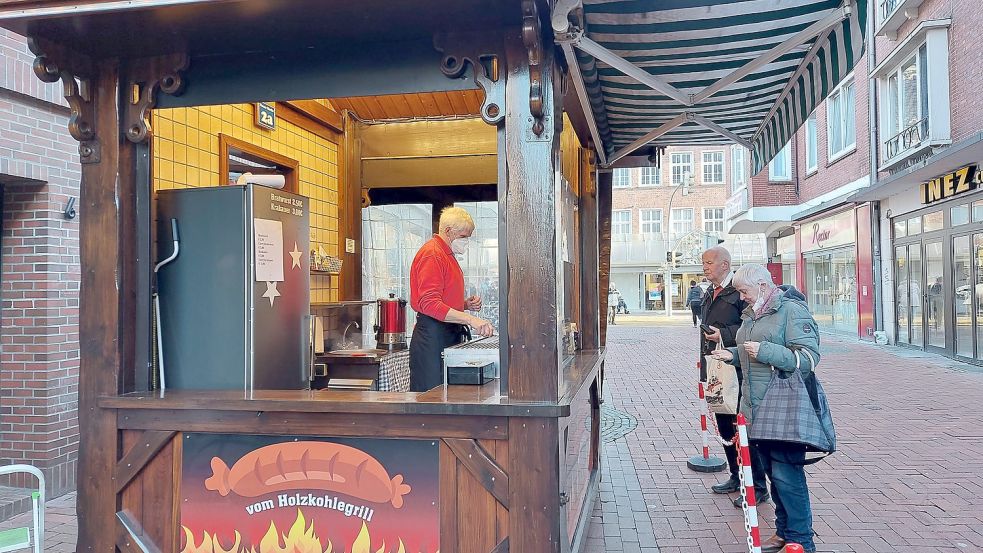 Wolfram Jensen steht seit Donnerstagvormittag wieder am Grill. Fotos: Hanssen