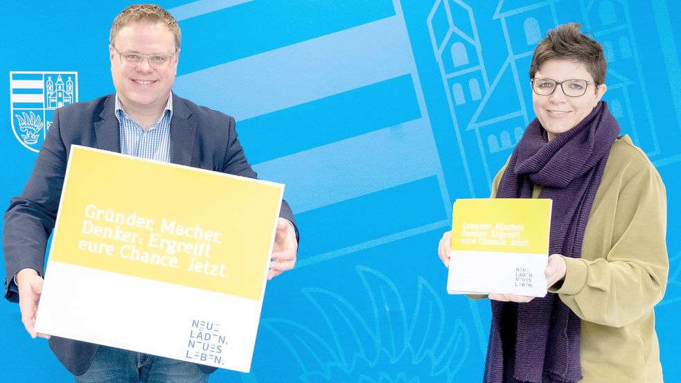 Lohnes Bürgermeister Tobias Gerdesmeyer (links) und die Wirtschaftsförderin Anne Nußwaldt präsentieren die Plakate für das Gründerprogramm. Foto: privat