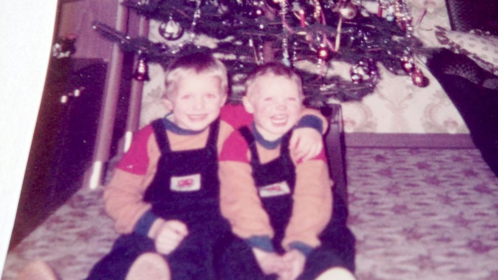 Zwei Brüder im Partnerlook an Weihnachten: Marco (links) und Stefan Wilts sind aber keine Zwillinge – sie liegen zweieinhalb Jahre auseinander. Foto: Privat