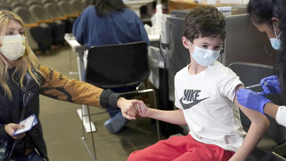 Auch in Deutschland sollen jetzt Kinder unter zwölf Jahren – wie hier ein Achtjähriger im November in den USA – gegen das Corona-Virus geimpft werden. Foto: Seth Wenig/AP/dpa