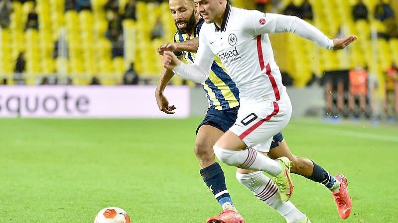 Frankfurts Filip Kostic (l) im Laufduell mit Nazim Sangare von Fenerbahce. Foto: Mustafa Alkac/dpa