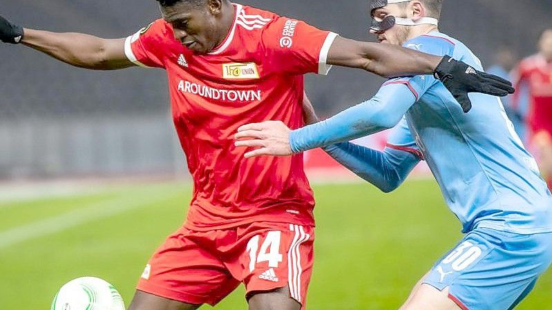 Unions Taiwo Awoniyi (l) schirmt den Ball gegen Taras Kacharaba von Slavia Prag ab. Foto: Andreas Gora/dpa