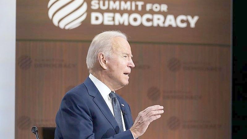 Joe Biden, Präsident der USA, spricht im South Court Auditorium des Weißen Hauses bei der Eröffnung des zweitägigen virtuellen „Gipfels für Demokratie“. Foto: Susan Walsh/AP/dpa