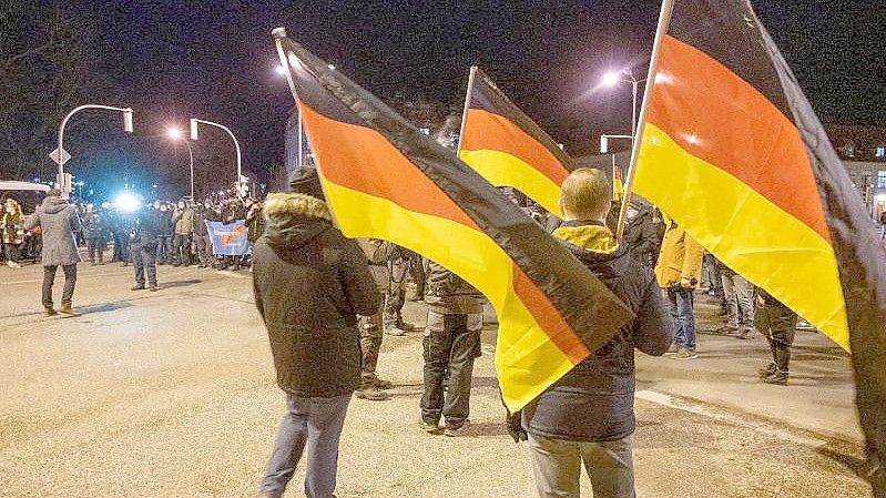 Teilnehmer einer Demonstration gegen die Corona-Maßnahmen tragen Deutschland-Fahnen. Foto: Stefan Sauer/dpa
