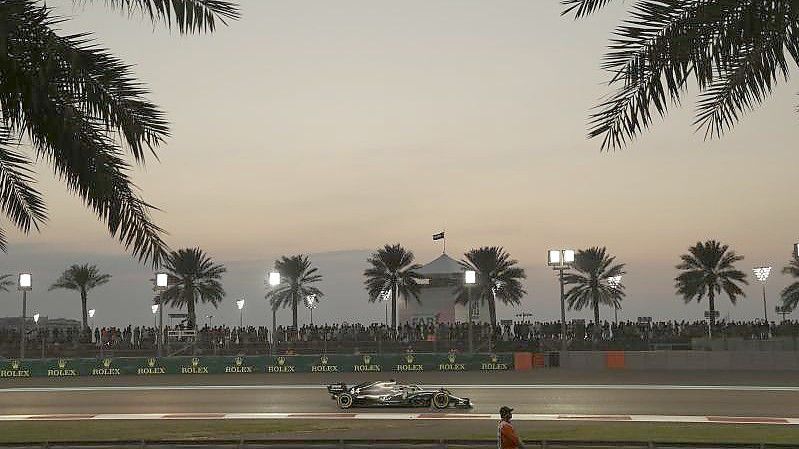 Lewis Hamilton beim Formel-1-Finale in Abu Dhabi im Jahr 2019. Zum vierten Mal wird die WM auf dem Yas Marina Circuit entschieden. Foto: Hassan Ammar/AP/dpa